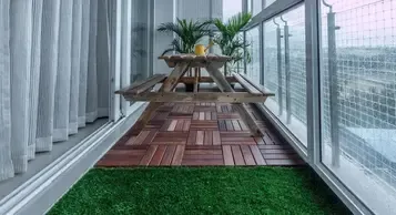 Balcony artificial grass installation